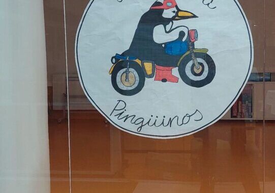 Pingüinos con sus vecinos